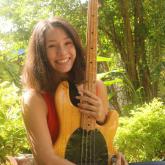 Une bassiste en Jamaïque 