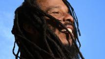 Ziggy Marley rend hommage à son père avec 'Many Mourn For Bob'
