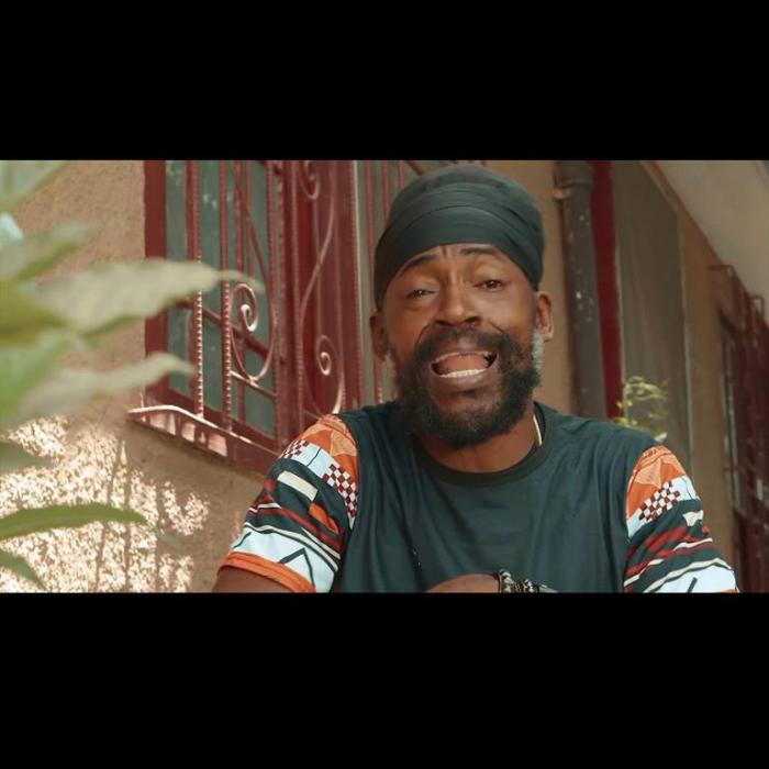 Lutan Fyah dans un clip avec un groupe australien