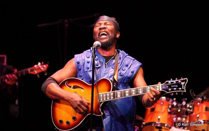 Toots donne sa guitare au Jamaica Music Museum