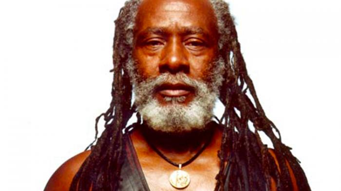 Burning Spear se fait vacciner contre le coronavirus