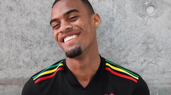 L'UEFA fait modifier les maillots de l'Ajax en hommage à Bob Marley 