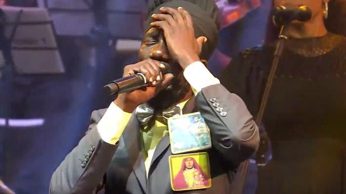 Sizzla live à Kingston avec un orchestre de 35 musiciens