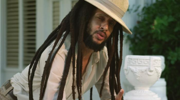 Julian Marley reprend 'The Tide Is High'