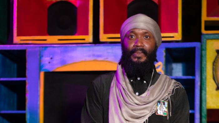 Warrior King clippe 'Skank' sur le Safe Moon Riddim