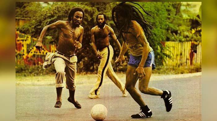 Comment un riddim reggae est-il devenu un hymne de football ?