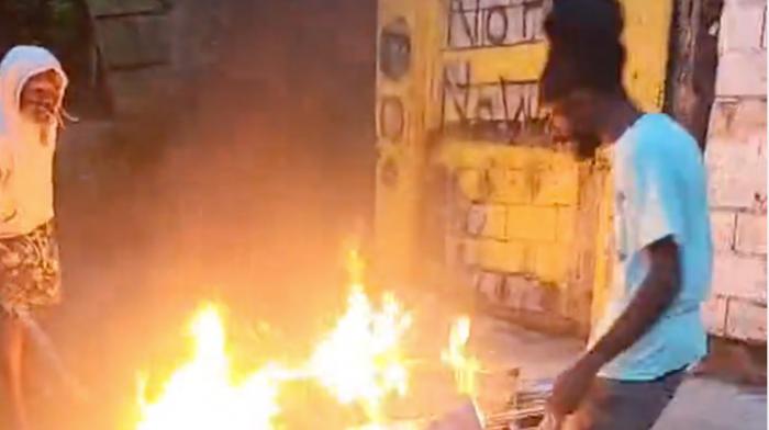 Sizzla brûle les Disques de platine de DJ Khaled