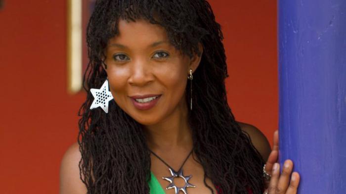 Leba Hibbert, la fille de Toots, le remplace au sein des Maytals