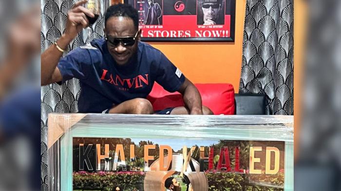 Bounty Killer pose avec les Disques de platine de DJ Khaled