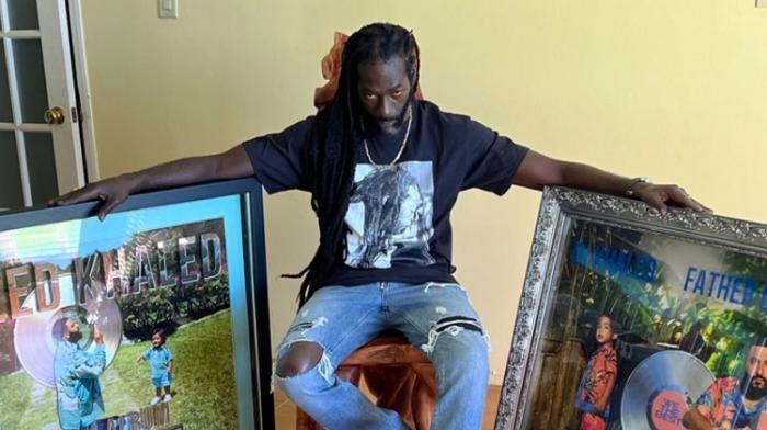 Buju Banton pose avec les Disques de platine de DJ Khaled