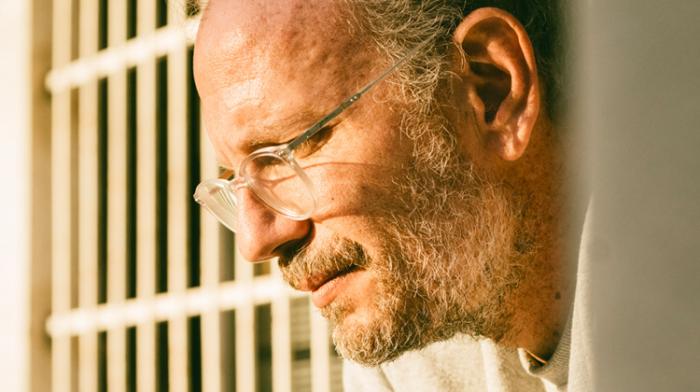 Merlot reprend 'Nous dormirons ensemble' de Louis Aragon