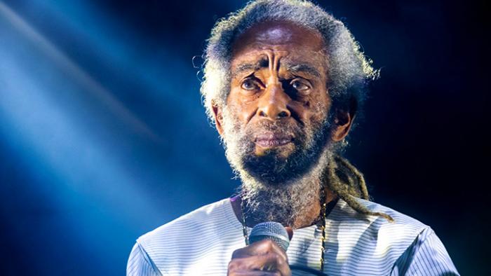 La monde du reggae pleure Max Romeo