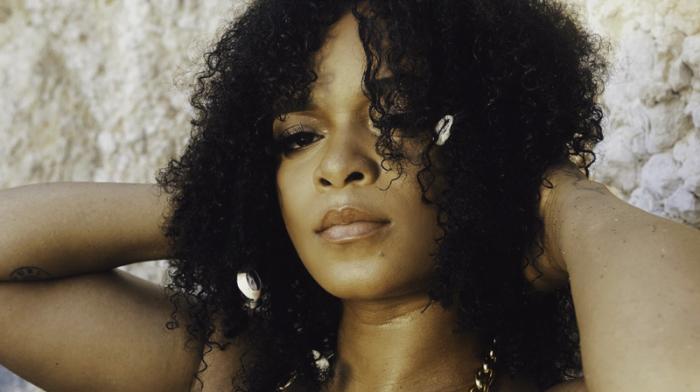 Lila Iké rend hommage à Patra avec 'Romantic Call'