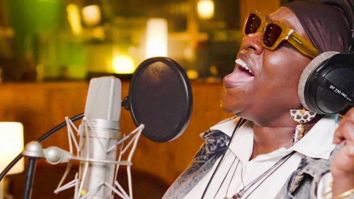 Queen Omega rejoint Skarra Mucci & Manudigital sur le single 'Feel It'
