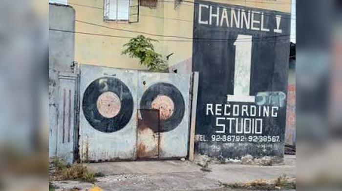Le bâtiment qui abritait les studios Channel One à Kingston démoli